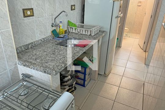 Cozinha de apartamento para alugar com 2 quartos, 56m² em Gonzaga, Santos