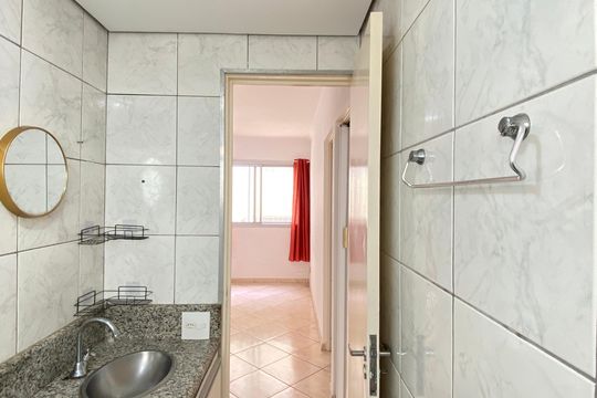 Banheiro de apartamento para alugar com 2 quartos, 45m² em Ayrosa, Osasco