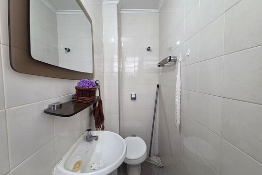 Banheiro de apartamento para alugar com 1 quarto, 50m² em Guilhermina, Praia Grande