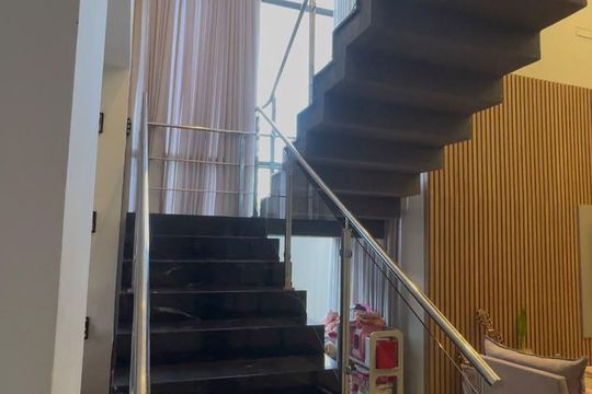 Escada de casa de condomínio para alugar com 4 quartos, 335m² em Condomínio Residencial Gaudi, Anápolis