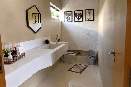 Banheiro de casa de condomínio para alugar com 4 quartos, 335m² em Condomínio Residencial Gaudi, Anápolis