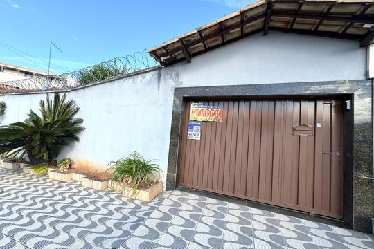 Fachada de casa à venda com 3 quartos, 200m² em Tropical, Contagem