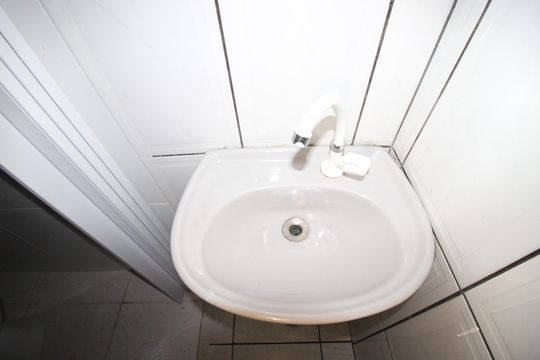 Banheiro de casa à venda com 1 quarto, 80m² em Vila Carmosina, São Paulo