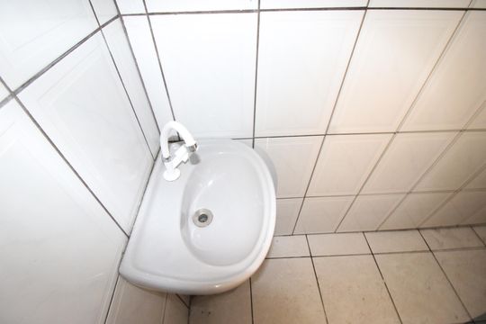 Banheiro de casa à venda com 1 quarto, 80m² em Vila Carmosina, São Paulo