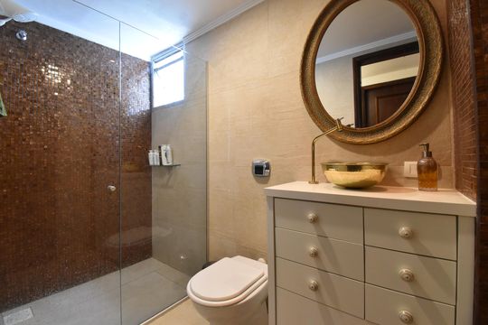 Banheiro de apartamento para alugar com 2 quartos, 62m² em Centro, Curitiba