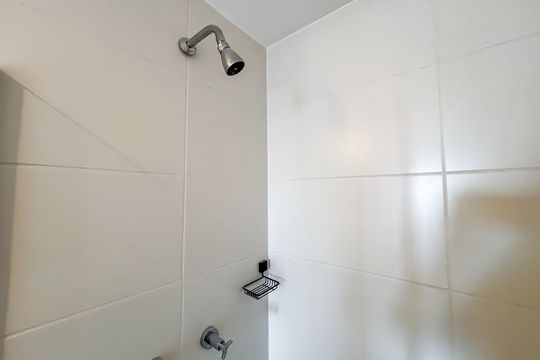 Banheiro social de apartamento para alugar com 2 quartos, 72m² em Pinheiros, São Paulo