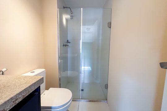 Banheiro social de apartamento para alugar com 2 quartos, 72m² em Pinheiros, São Paulo