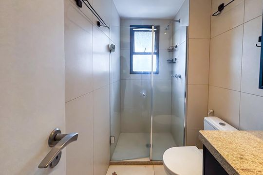 Banheiro da suíte de apartamento para alugar com 2 quartos, 72m² em Pinheiros, São Paulo