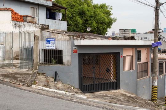 Fachada de casa à venda com 2 quartos, 192m² em Taboão, Diadema