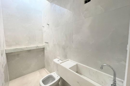Banheiro de casa à venda com 3 quartos, 102m² em Itapoã, Belo Horizonte