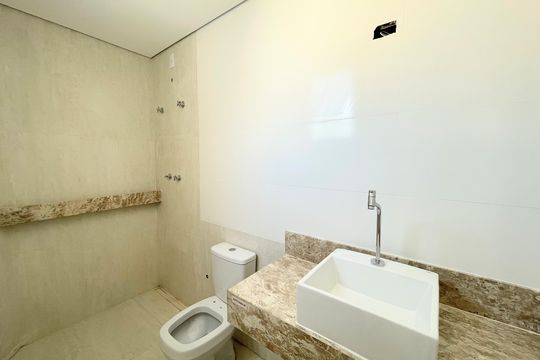 Banheiro de casa à venda com 3 quartos, 102m² em Itapoã, Belo Horizonte