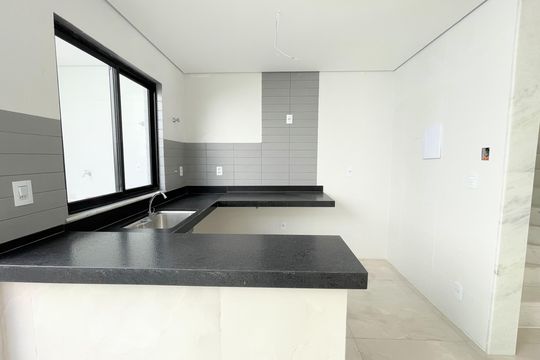 Cozinha de casa à venda com 3 quartos, 102m² em Itapoã, Belo Horizonte