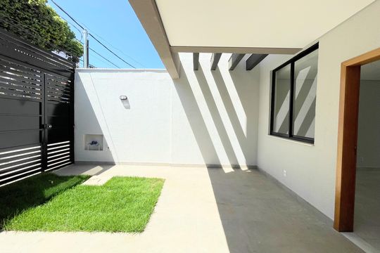 Área externa de casa à venda com 3 quartos, 102m² em Itapoã, Belo Horizonte