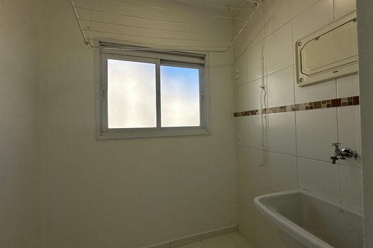 Área de Serviço de apartamento para alugar com 2 quartos, 58m² em Jardim Tupanci, Barueri