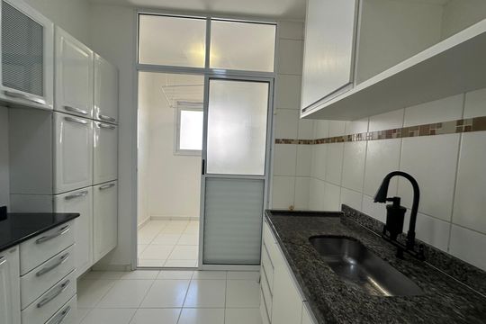 Cozinha de apartamento para alugar com 2 quartos, 58m² em Jardim Tupanci, Barueri
