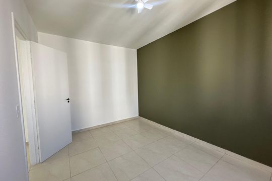 Quarto 2 de apartamento para alugar com 2 quartos, 58m² em Jardim Tupanci, Barueri