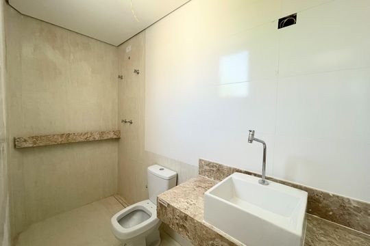 Banheiro de casa à venda com 3 quartos, 120m² em Itapoã, Belo Horizonte