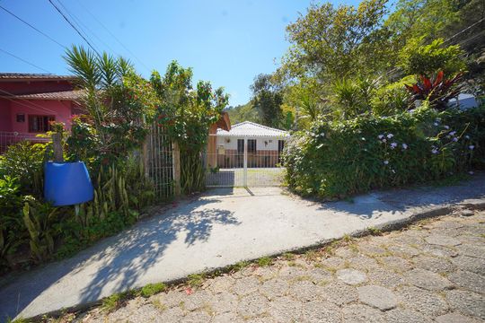 Fachada  de kitnet/studio para alugar com 1 quarto, 12m² em Córrego Grande, Florianópolis