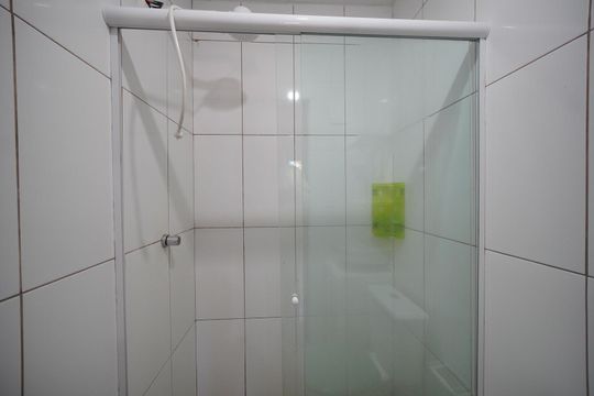 Banheiro de kitnet/studio para alugar com 1 quarto, 12m² em Córrego Grande, Florianópolis