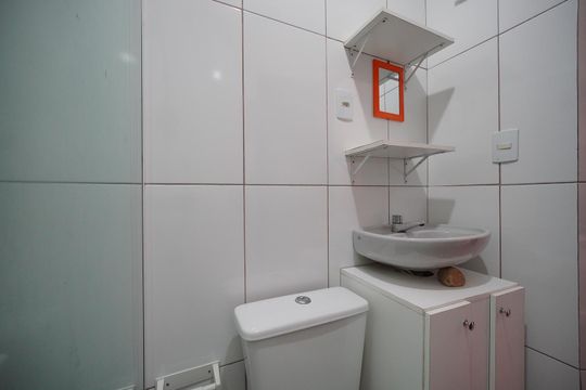 Banheiro de kitnet/studio para alugar com 1 quarto, 12m² em Córrego Grande, Florianópolis