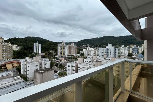 Varanda suíte de apartamento para alugar com 2 quartos, 80m² em Itacorubi, Florianópolis