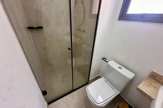 Banheiro de kitnet/studio para alugar com 1 quarto, 32m² em Brooklin, São Paulo