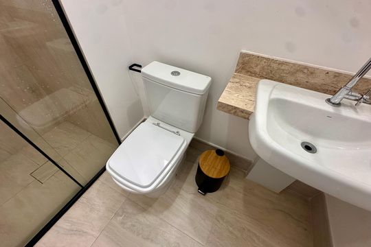 Banheiro de kitnet/studio para alugar com 1 quarto, 32m² em Brooklin, São Paulo