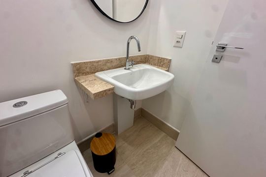 Banheiro de kitnet/studio para alugar com 1 quarto, 32m² em Brooklin, São Paulo