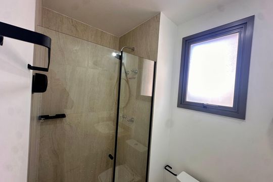 Banheiro de kitnet/studio para alugar com 1 quarto, 32m² em Brooklin, São Paulo