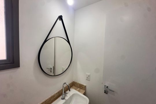 Banheiro de kitnet/studio para alugar com 1 quarto, 32m² em Brooklin, São Paulo