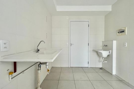 Cozinha de apartamento para alugar com 1 quarto, 24m² em Jardim Itacolomi, São Paulo