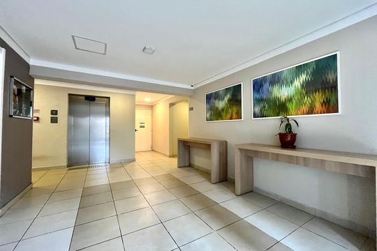 Hall social de apartamento para alugar com 1 quarto, 24m² em Jardim Itacolomi, São Paulo