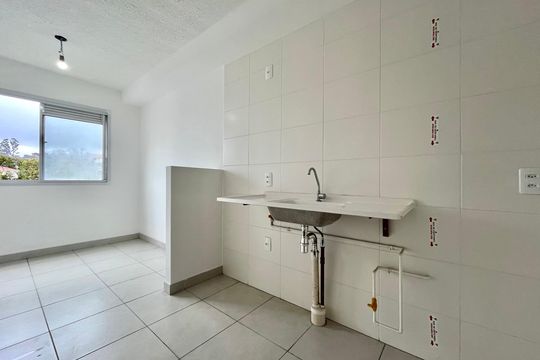Cozinha de apartamento para alugar com 1 quarto, 24m² em Jardim Itacolomi, São Paulo
