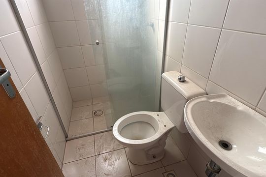 Banheiro social de kitnet/studio para alugar com 1 quarto, 40m² em Jardim Luz, Goiânia