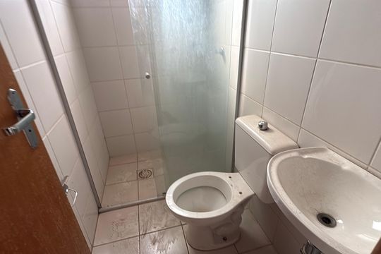 Banheiro social de kitnet/studio para alugar com 1 quarto, 40m² em Jardim Luz, Goiânia