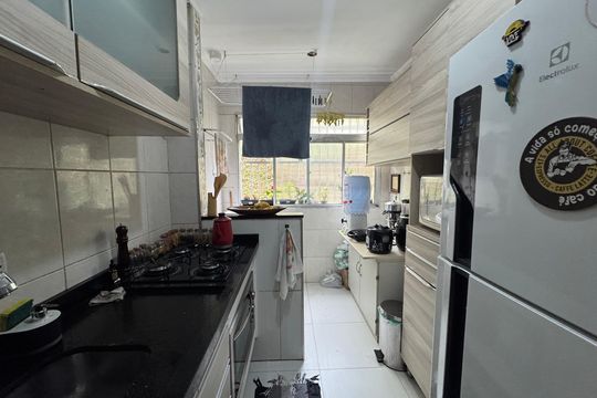 Cozinha de apartamento à venda com 2 quartos, 48m² em Ayrosa, Osasco
