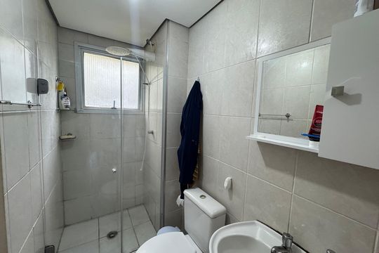 Banheiro de apartamento à venda com 2 quartos, 48m² em Ayrosa, Osasco