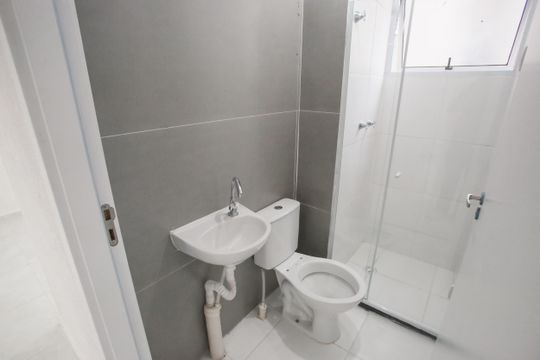 Banheiro de apartamento para alugar com 2 quartos, 42m² em Jacarepaguá, Rio de Janeiro