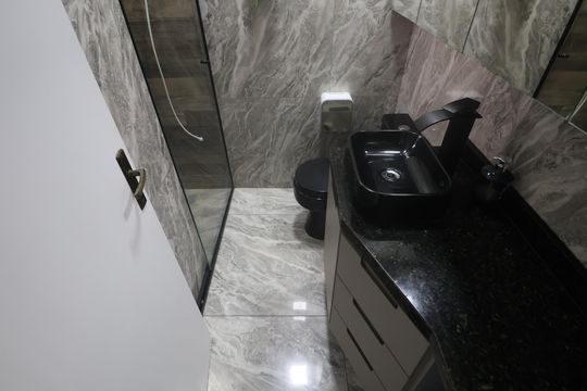 Banheiro de casa à venda com 2 quartos, 90m² em Olaria, Canoas