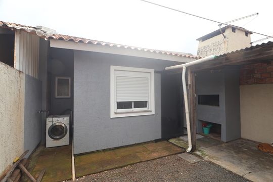 Área externa de casa à venda com 2 quartos, 90m² em Olaria, Canoas