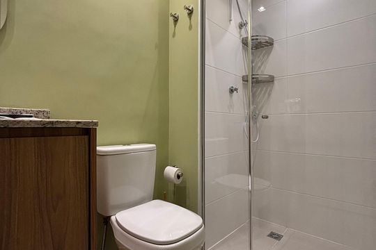 Banheiro da Suíte de apartamento para alugar com 1 quarto, 24m² em Vila Nova Conceição, São Paulo