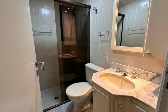Banheiro social de apartamento para alugar com 3 quartos, 95m² em Cidade Monções, São Paulo