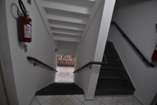 Escada de acesso de apartamento para alugar com 2 quartos, 47m² em Jardim Francisco Mendes, São Paulo