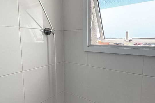 Banheiro de apartamento à venda com 2 quartos, 64m² em Vila Curuçá, Santo André