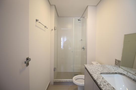 Banheiro de kitnet/studio para alugar com 0 quarto, 30m² em Moinhos de Vento, Porto Alegre