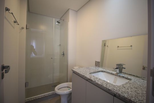 Banheiro de kitnet/studio para alugar com 0 quarto, 30m² em Moinhos de Vento, Porto Alegre