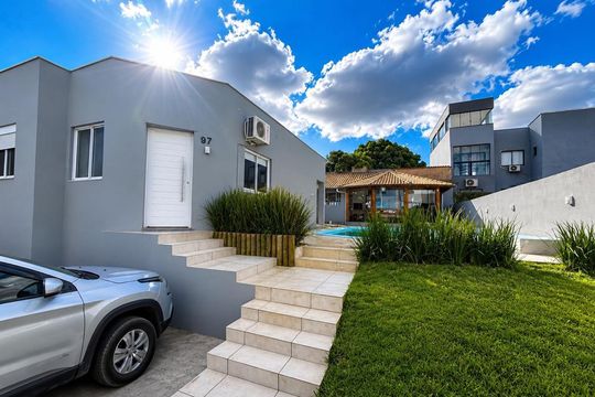 Fachada de casa para alugar com 2 quartos, 65m² em Tarumã, Viamão