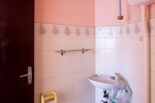 Banheiro de kitnet/studio para alugar com 1 quarto, 25m² em Lagoinha, São Gonçalo