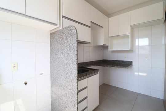 Cozinha de apartamento para alugar com 2 quartos, 48m² em Brasil, Uberlândia