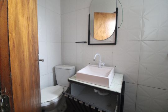 Banheiro da sedícula de casa para alugar com 2 quartos, 180m² em Vila do Castelo, São Paulo